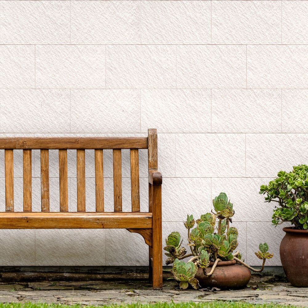 Verkleidung einer Mauer mit Fassadenplatten von Zierer in Putzoptik.