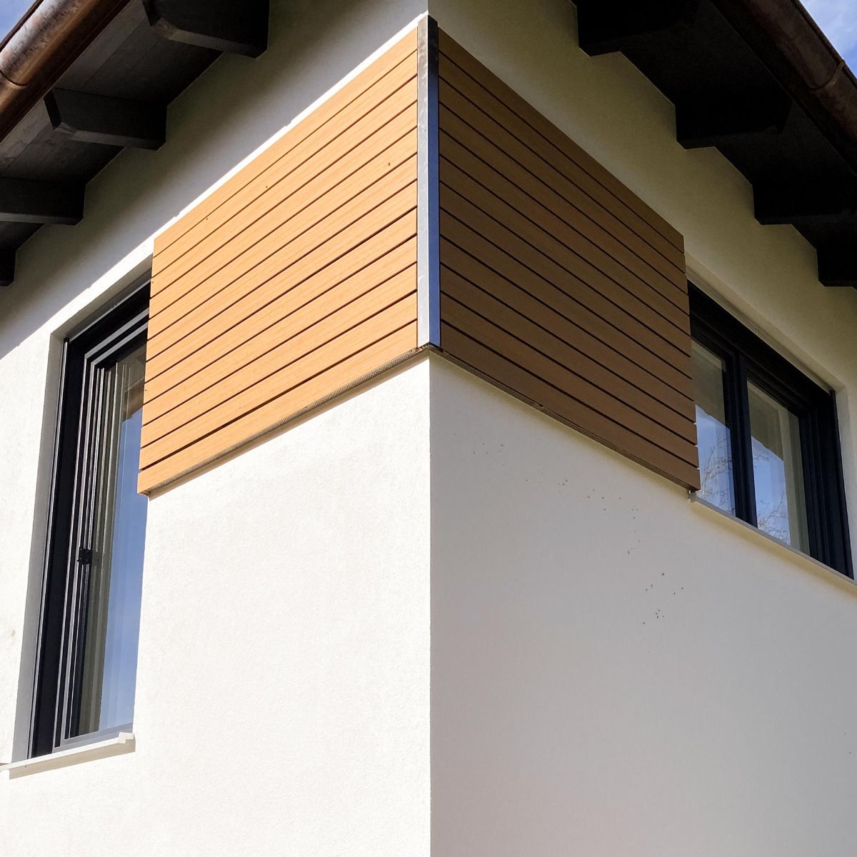 Fassadenpaneele in Rhombusoptik mit Naturinform in der Farbe Eichenbraun.