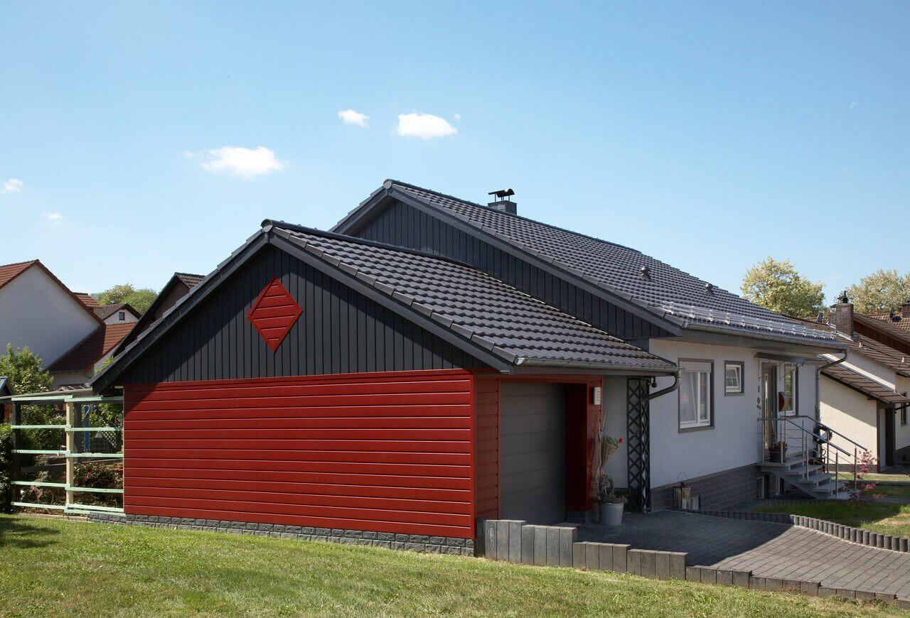 Garagenverkleidung mit roten Fassadenpaneelen von VinyPlus. Waagerechte Ausfürung.