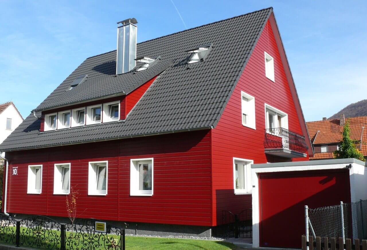 Einfamilienhaus mit einer roten Holzfassade.