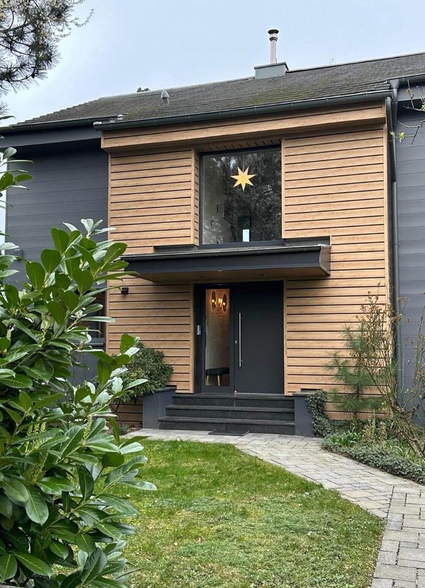 Ein modernes Einfamilienhaus. Die Fassadenpaneele von vinyPlus Shadow sind hier als Teilfassade integriert.