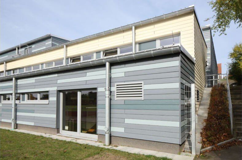 Kombinierte Eternit Cedral Fassade am Schulgebäude