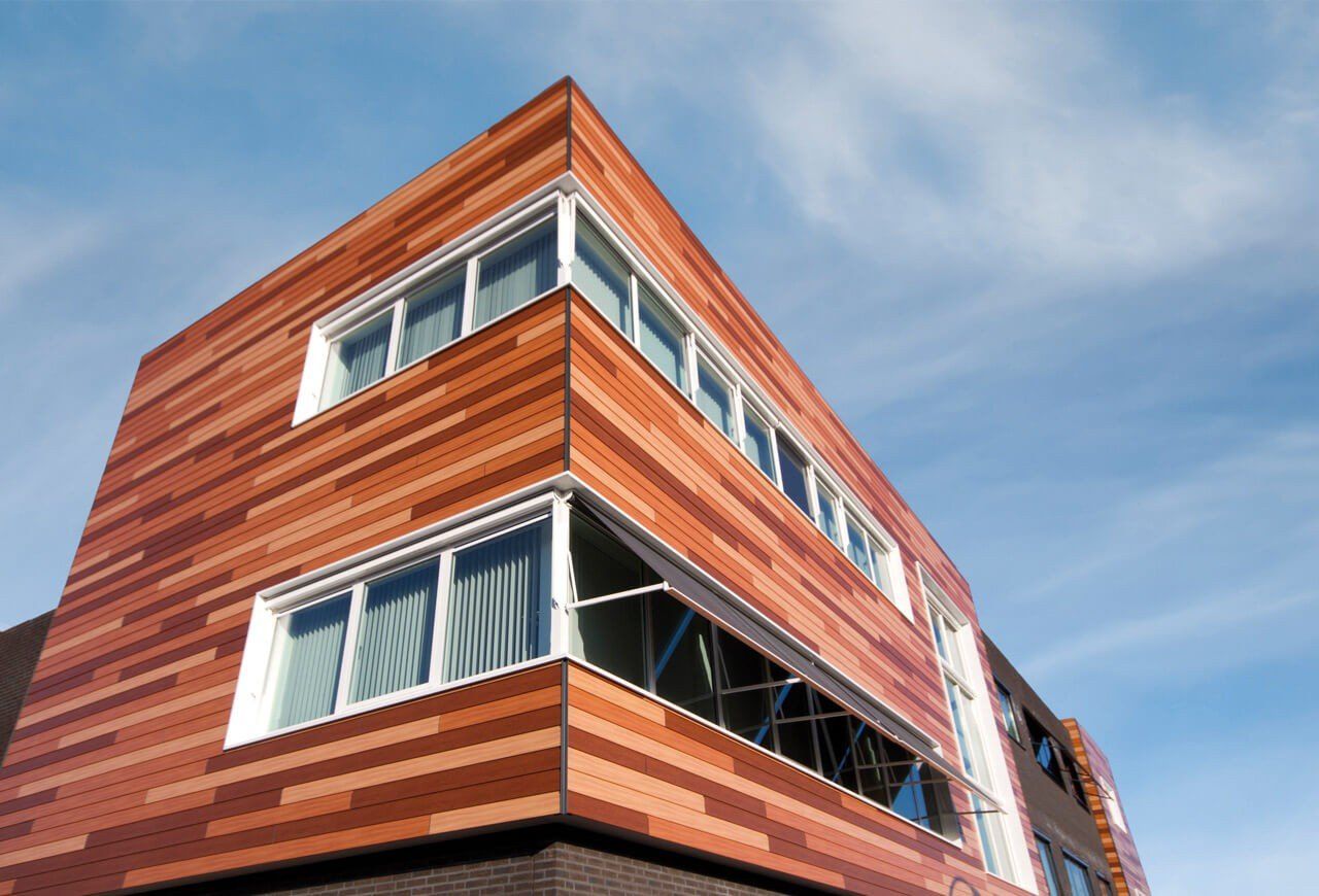 Bürogebäude mit einer VinyPlus Fassade in drei kombinierten Farben