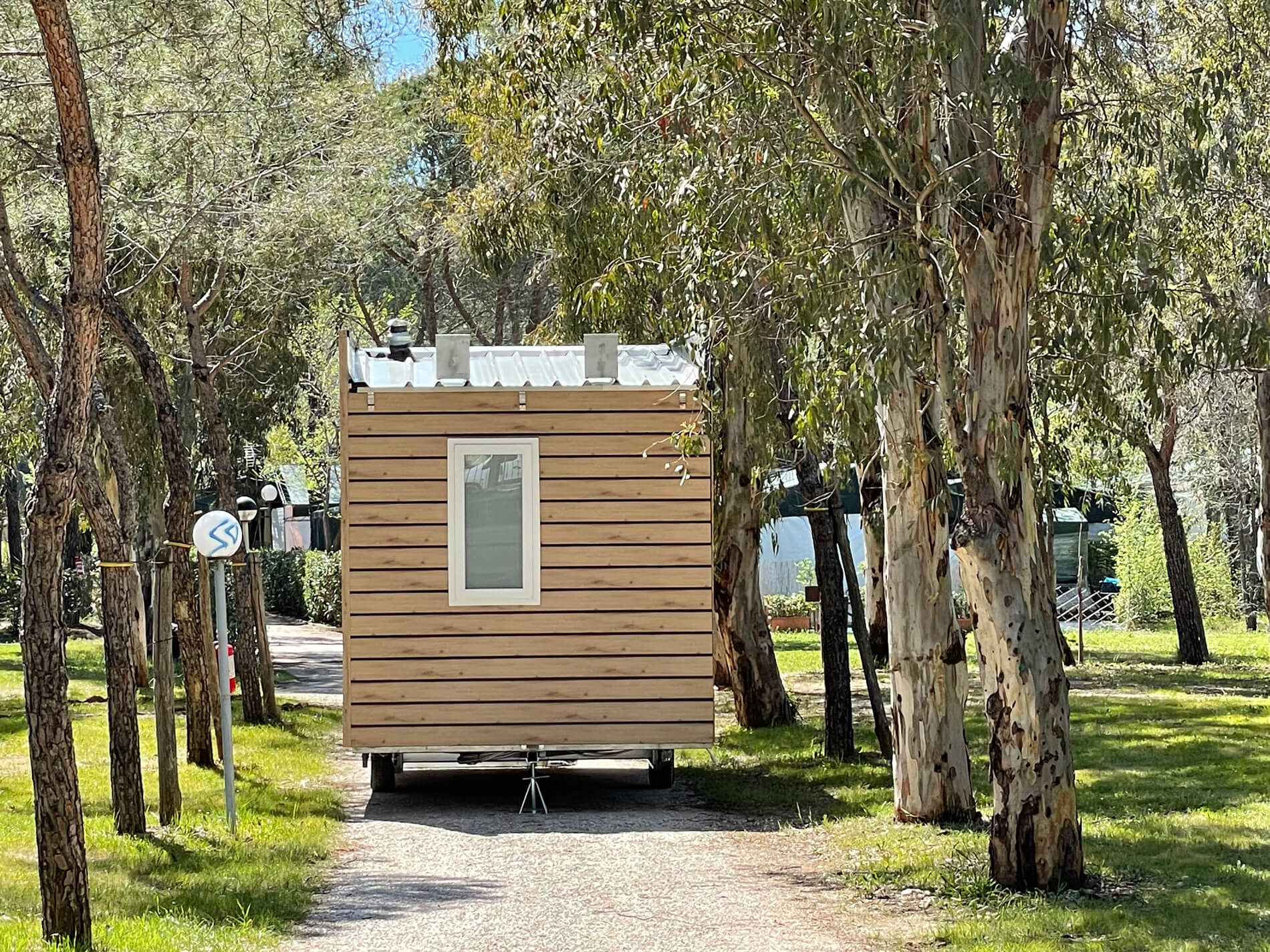 Kleines Mobilheim mit Rhombusfassade aus Kunststoff