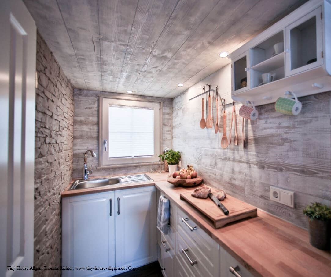 Tiny House Innenraumgestaltung - hier Küche mit Natursteinstruktur.