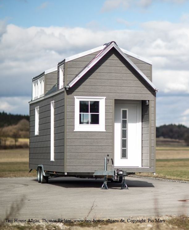 Tiny House mit einer sehr leichten, modernen und pflegeleichten Fassadenverschalung aus Kunststoff.