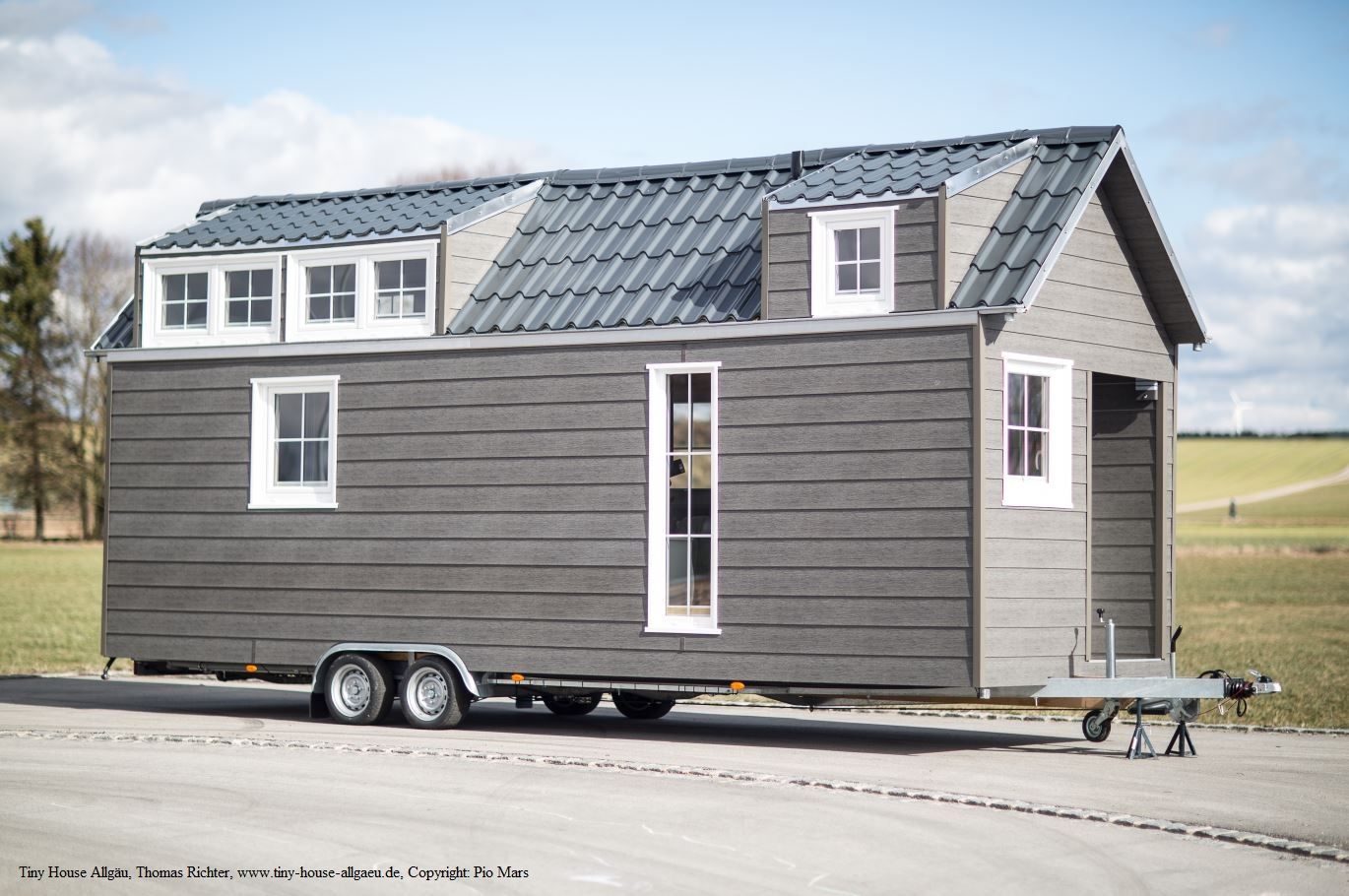 Tiny House mit einer hinterlüfteten Fassadenverkleidung aus Kunststoff.