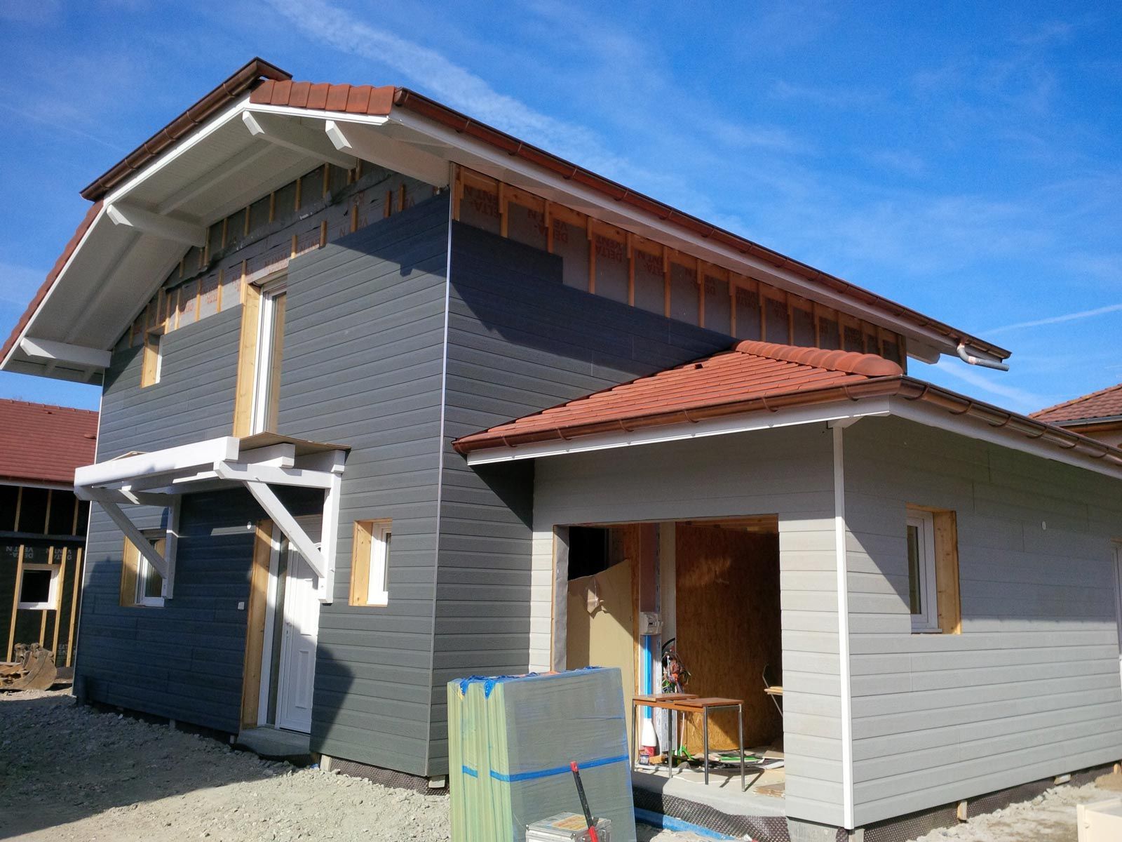 Landhaus mit Fassade in Holzoptik während der Bauphase.