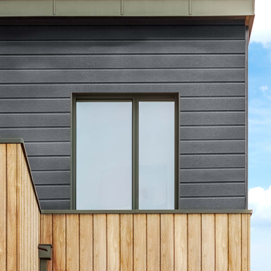 Eingangsbereich eines modernen Wohnhauses mit einer Fassadenverkleidung in Holzoptik von Vinylit Multipaneel Design