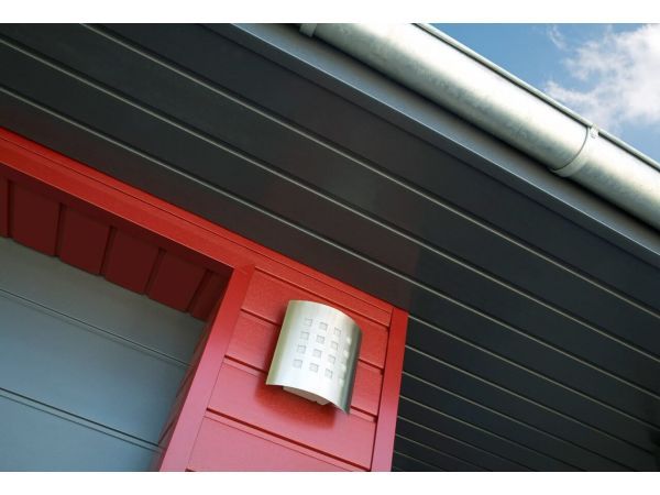 Dachrandwinkelprofil VinyPlus in der Farbe anthrazit. Die Dachuntersichtverschalung wurde passend mit den VinyPlus Paneelen verkleidet.