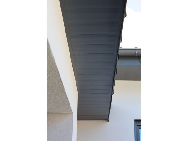 Dachuntersichtverkleidung aus Kunststoff. DekoTop V0 in der Farbe alux-anthrazitgrau an einem Einfamilienhaus.