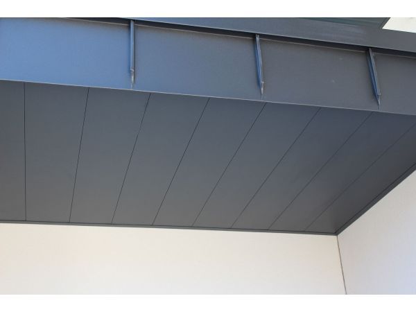Dachuntersichtverschalung mit folierten Kunststoffpaneelen der Marke DekoTop V0 in der Farbe alux anthrazitgrau.