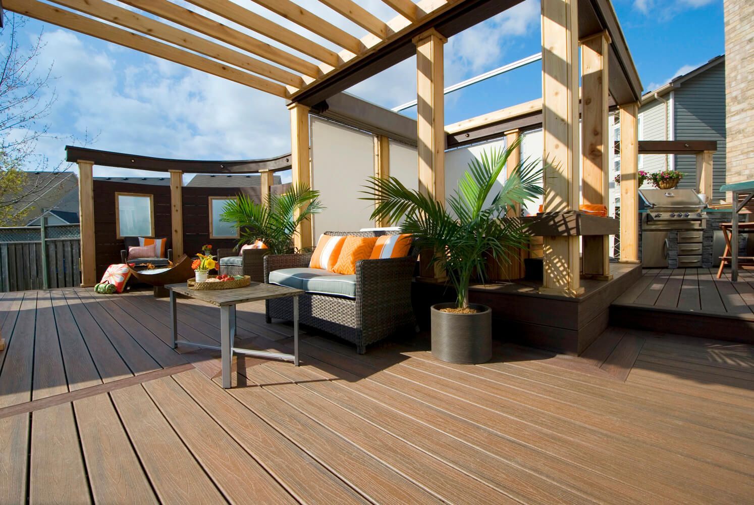 Braune WPC Terrasse mit Holzüberdachung