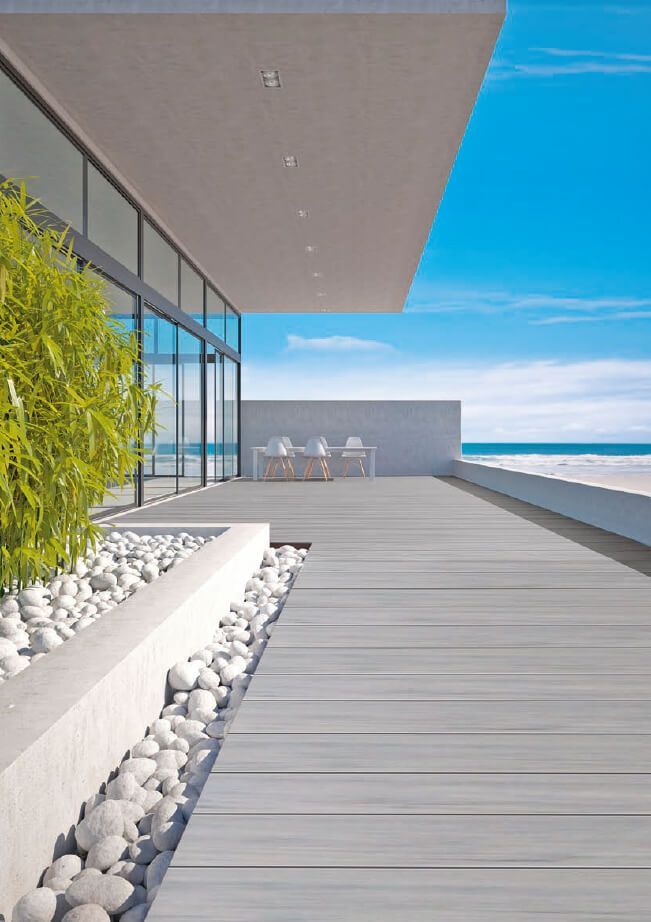 WPC Terrassen eignen sich hervorragend für stark beanspruchte Bauvorhaben, bspw. bei salzhaltiger Luft oder Sand vom Strand. Majestic Massive Pro ummantelte cWPC-Dielen Eiche rauchgrau.