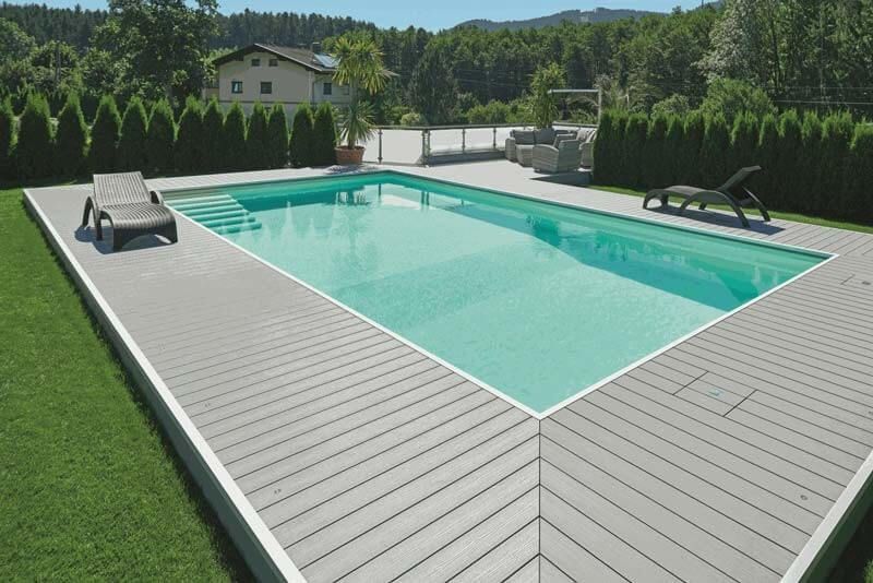WPC Terrassendielen sind für die Schwimmbadumrandung aufgrund der Pflege- und Langlebigkeit sehr empfehlenswert. Hierbei handelt es sich um Terrace massiv pro in der Farbe Eiche Rauchgrau.