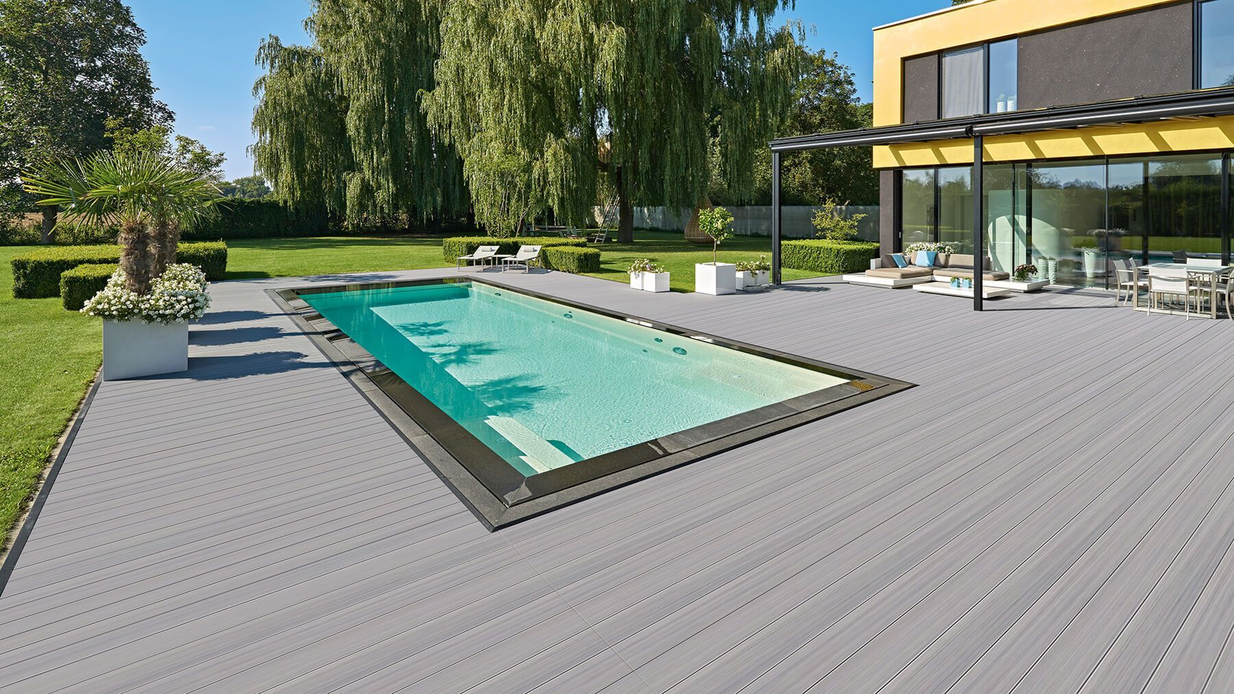 Angesagte Terrasse mit integriertem Pool in einem malerischen Garten