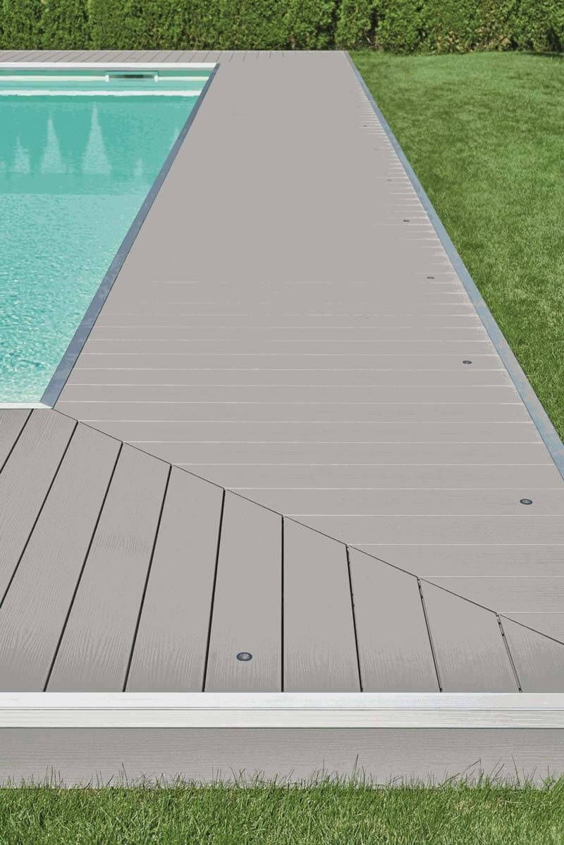 Schwimmbad umrandet mit einer klassischen Terrasse im Garten.