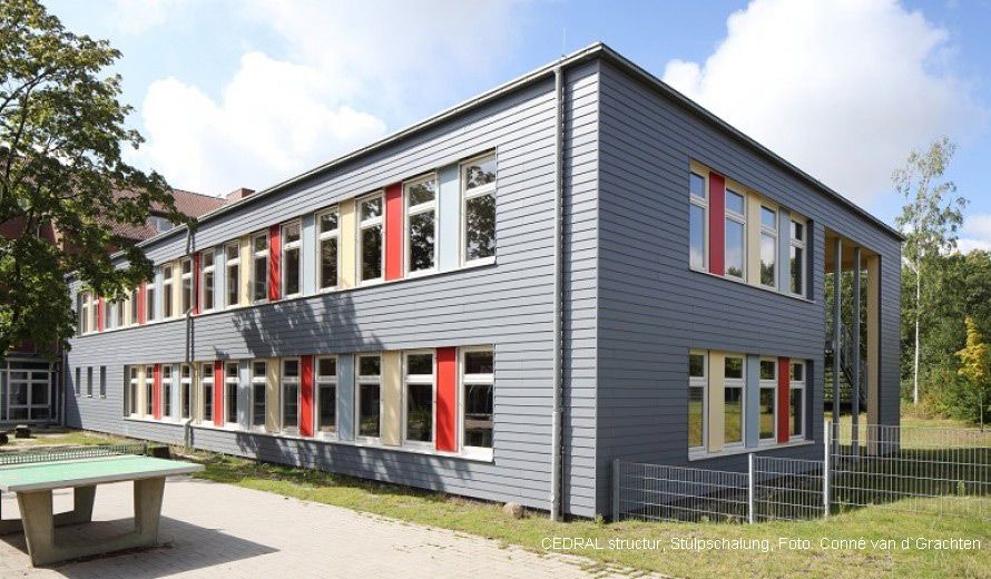Verkleidung eines Schulgebäudes mit Eternit Cedral