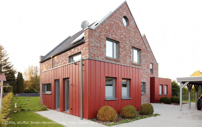 Anwesen auf dem Land mit einer Fassade von Eternit Cedral in Rot