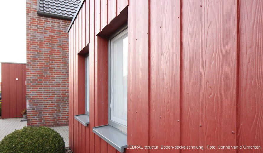 Rote Fassade von Eternit Cedral an einem Landhaus.