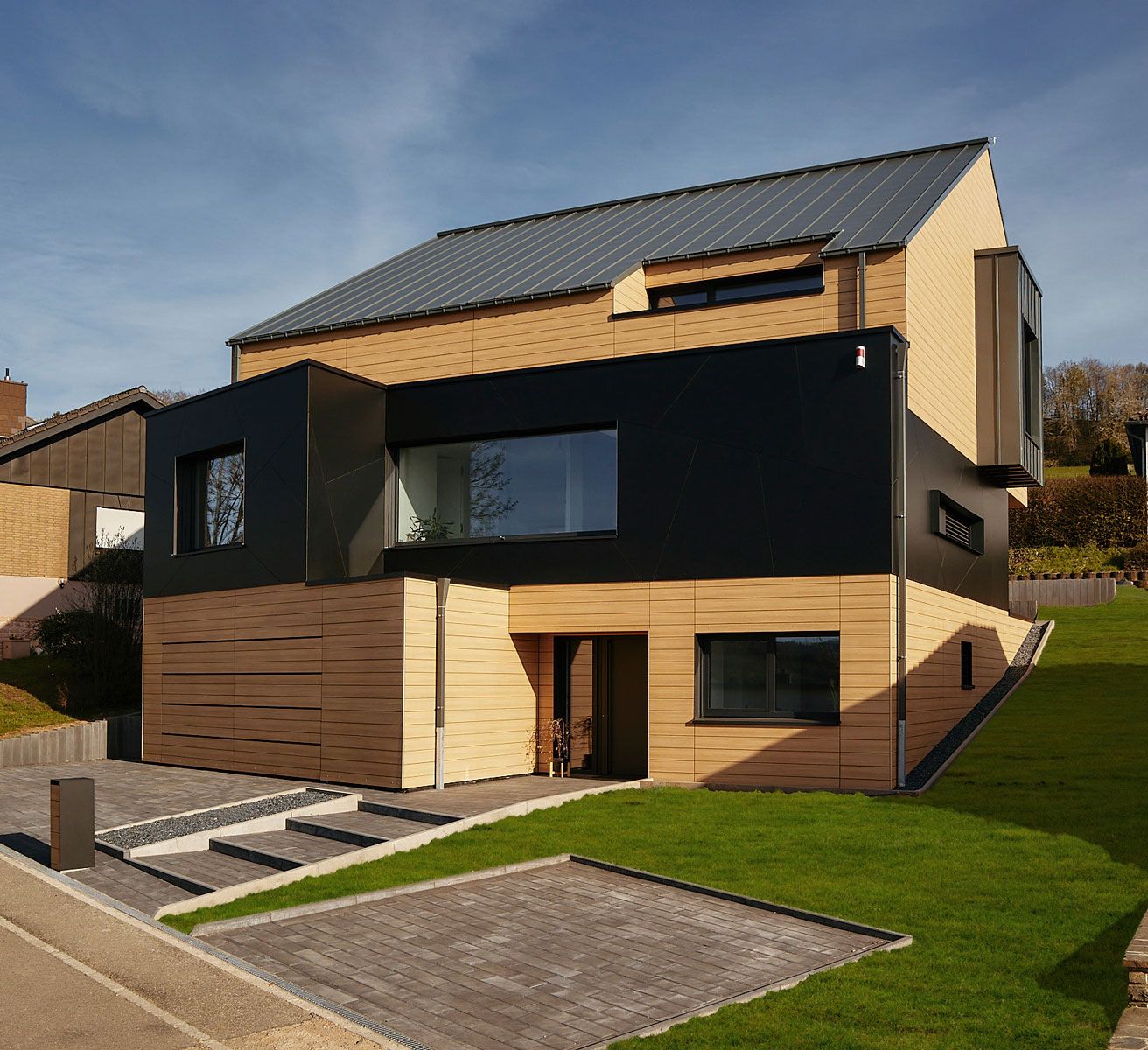 Eigenheim in moderner Optik mit Fassade in Holzoptik und Satteldach