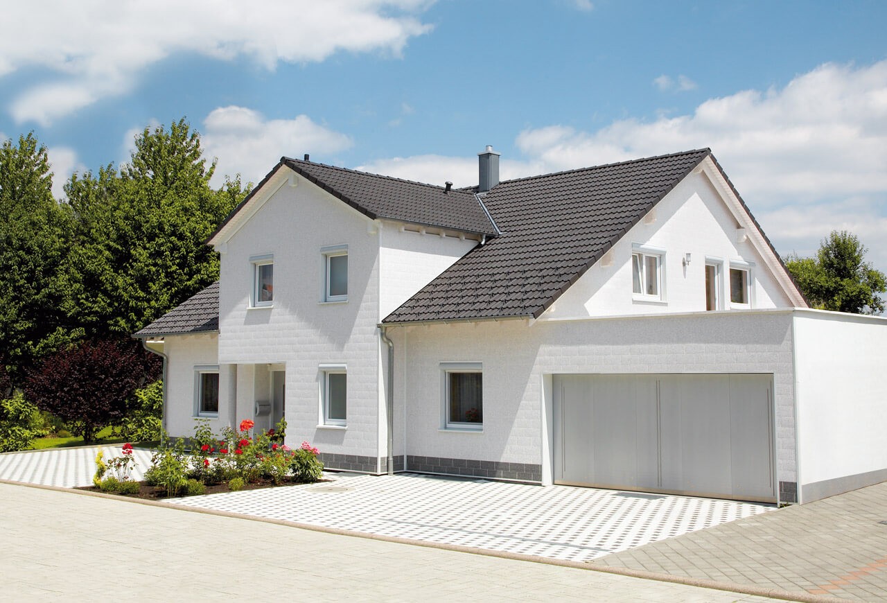 Klassisches Einfamilienhaus. Satteldach und weiße Putzfassade
